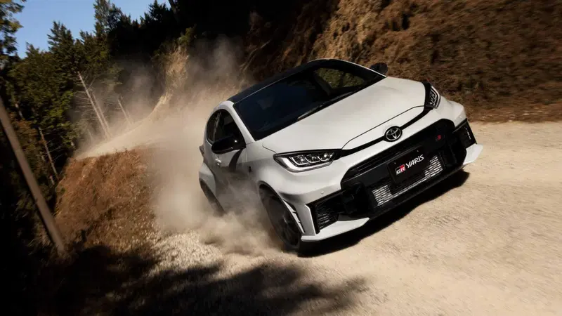 Toyota GR Yaris 2026: volante pi&ugrave; piccolo, gomme Bridgestone da gara e ammortizzatori rivisti, il rally porta i suoi frutti