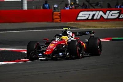 Hamilton sorride a met&agrave; a Shanghai: "Possiamo competere in curva, ma la Mercedes &egrave; un passo avanti". E sull'ala Macarena dice&hellip;
