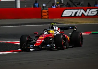 Hamilton sorride a metà a Shanghai: Possiamo competere in curva, ma la Mercedes è un passo avanti. E sull'ala Macarena dice…