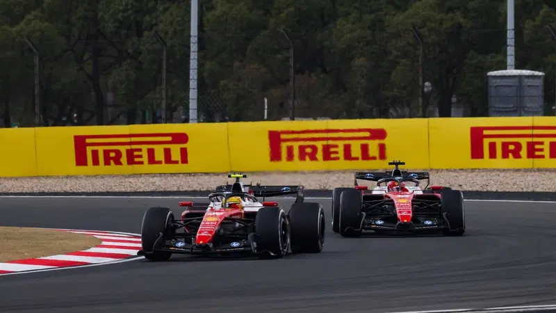 Leclerc applaude Hamilton dopo il duello Ferrari in Cina: &ldquo;Battaglia dura ma leale, il podio lo meritava lui&rdquo;