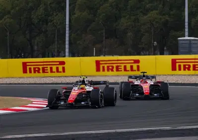 Leclerc applaude Hamilton dopo il duello Ferrari in Cina: “Battaglia dura ma leale, il podio lo meritava lui”