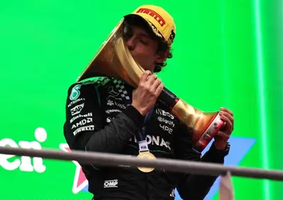 F1. Nato per vincere: Andrea Kimi Antonelli trionfa a Shanghai, con l'assist delle Ferrari di Hamilton e Leclerc