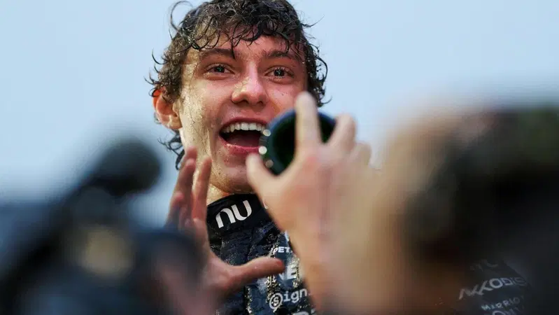 F1. La tensione di pap&agrave; Marco, la doccia di champagne, gli abbracci: la vittoria di Andrea Kimi Antonelli a Shanghai vista da vicino 