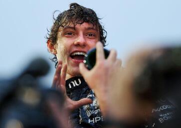 F1. La tensione di papà Marco, la doccia di champagne, gli abbracci: la vittoria di Andrea Kimi Antonelli a Shanghai vista da vicino 