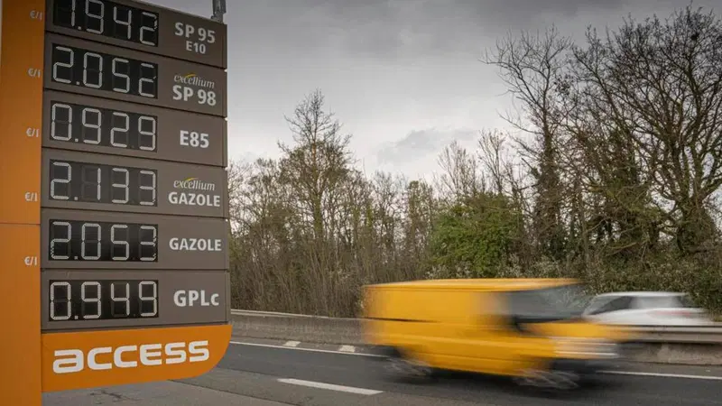 Carburanti alle stelle, la Francia non ci sta: prezzi bloccati e ispezioni a tappeto contro il caro benzina 