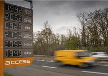 Carburanti alle stelle, la Francia non ci sta: prezzi bloccati e ispezioni a tappeto contro il caro benzina 