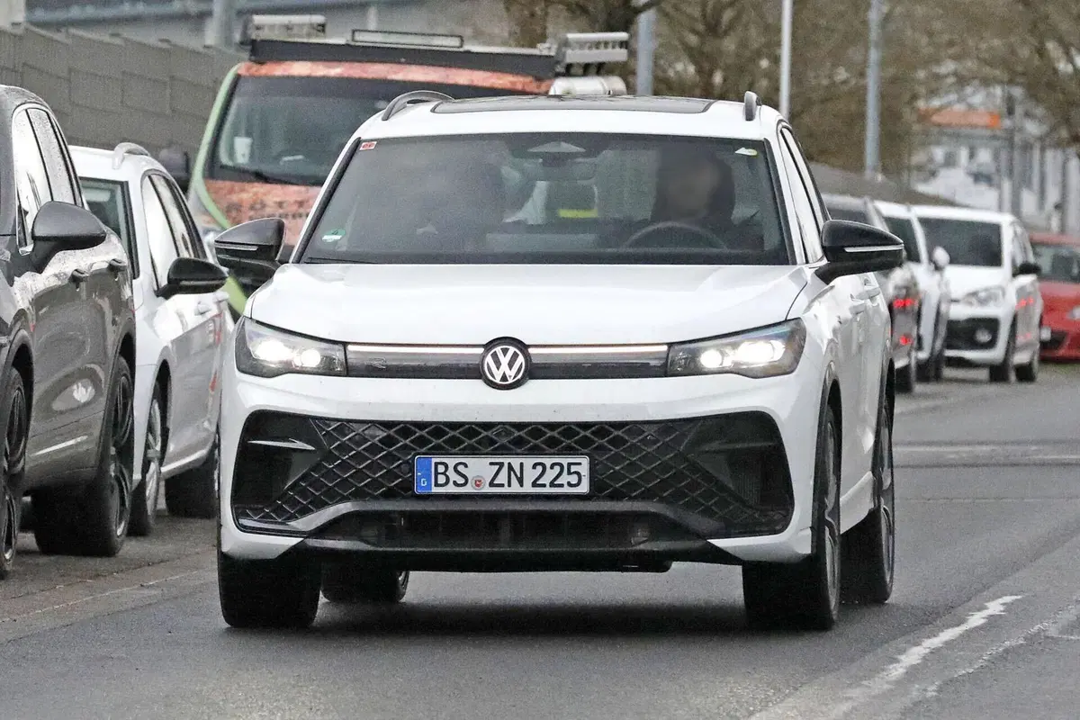 Nuova Volkswagen Tiguan R: oltre 300 CV e una scelta sorprendente sotto il cofano