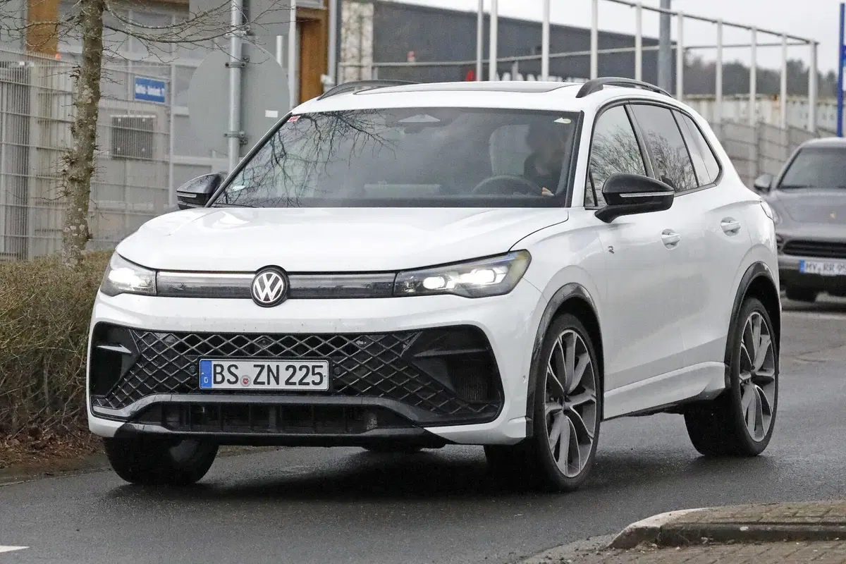 Nuova Volkswagen Tiguan R: oltre 300 CV e una scelta sorprendente sotto il cofano (2)