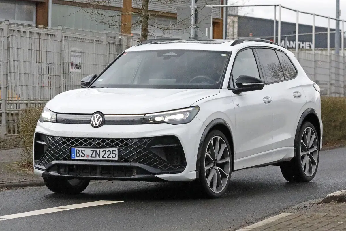 Nuova Volkswagen Tiguan R: oltre 300 CV e una scelta sorprendente sotto il cofano (3)