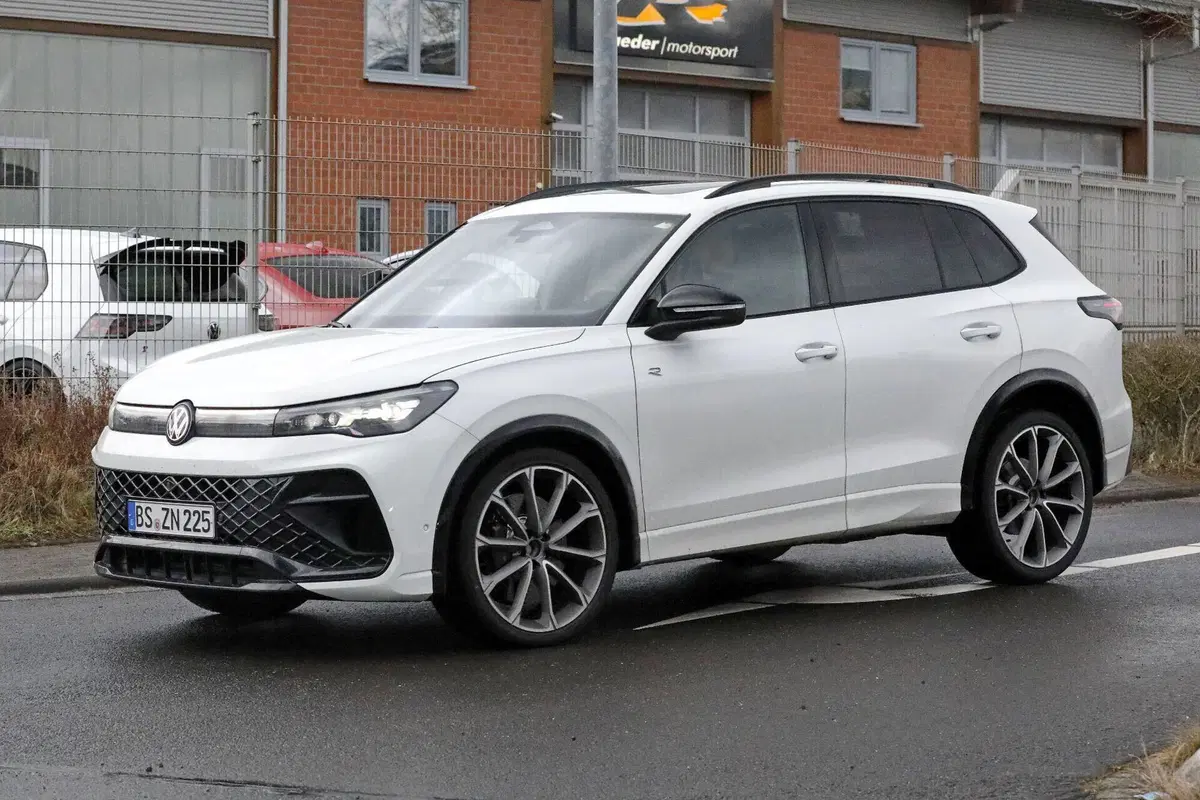Nuova Volkswagen Tiguan R: oltre 300 CV e una scelta sorprendente sotto il cofano (5)