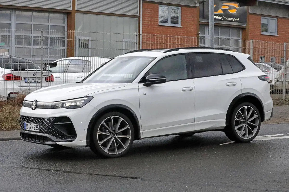 Nuova Volkswagen Tiguan R: oltre 300 CV e una scelta sorprendente sotto il cofano (6)