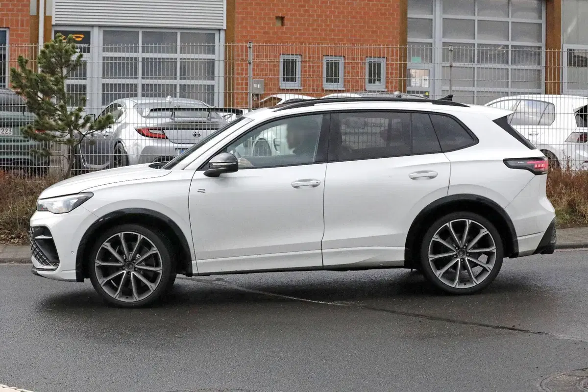 Nuova Volkswagen Tiguan R: oltre 300 CV e una scelta sorprendente sotto il cofano (7)