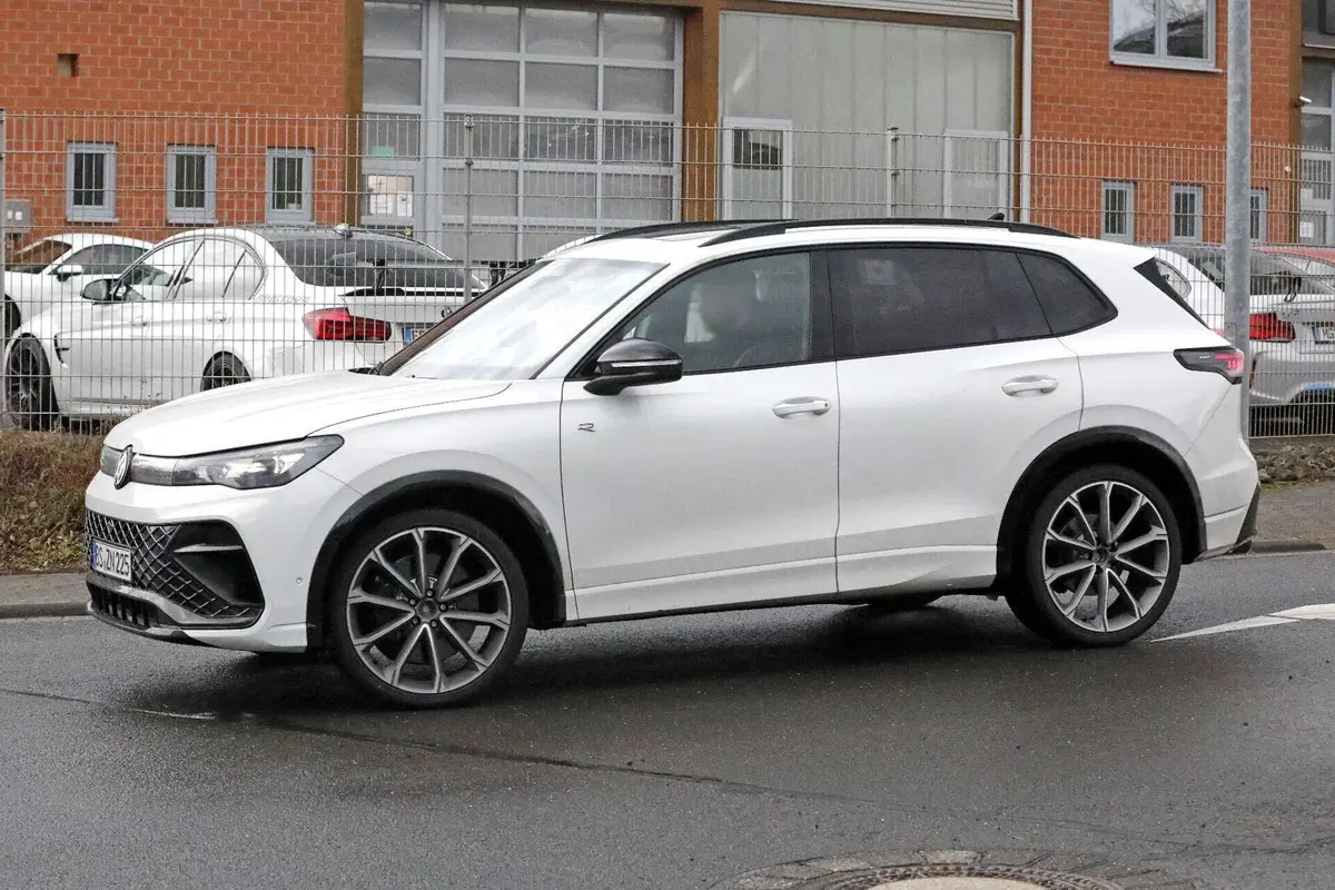 Nuova Volkswagen Tiguan R: oltre 300 CV e una scelta sorprendente sotto il cofano (8)