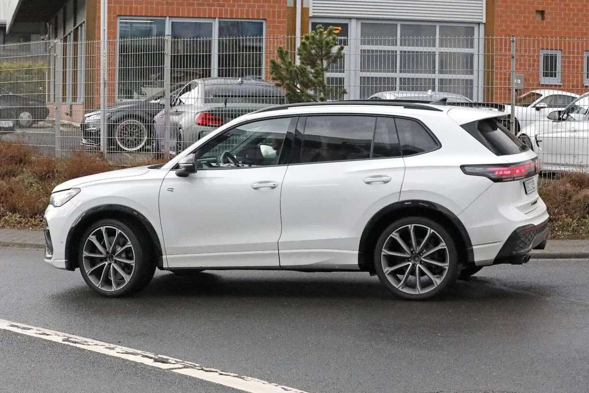 Nuova Volkswagen Tiguan R: oltre 300 CV e una scelta sorprendente sotto il cofano (9)