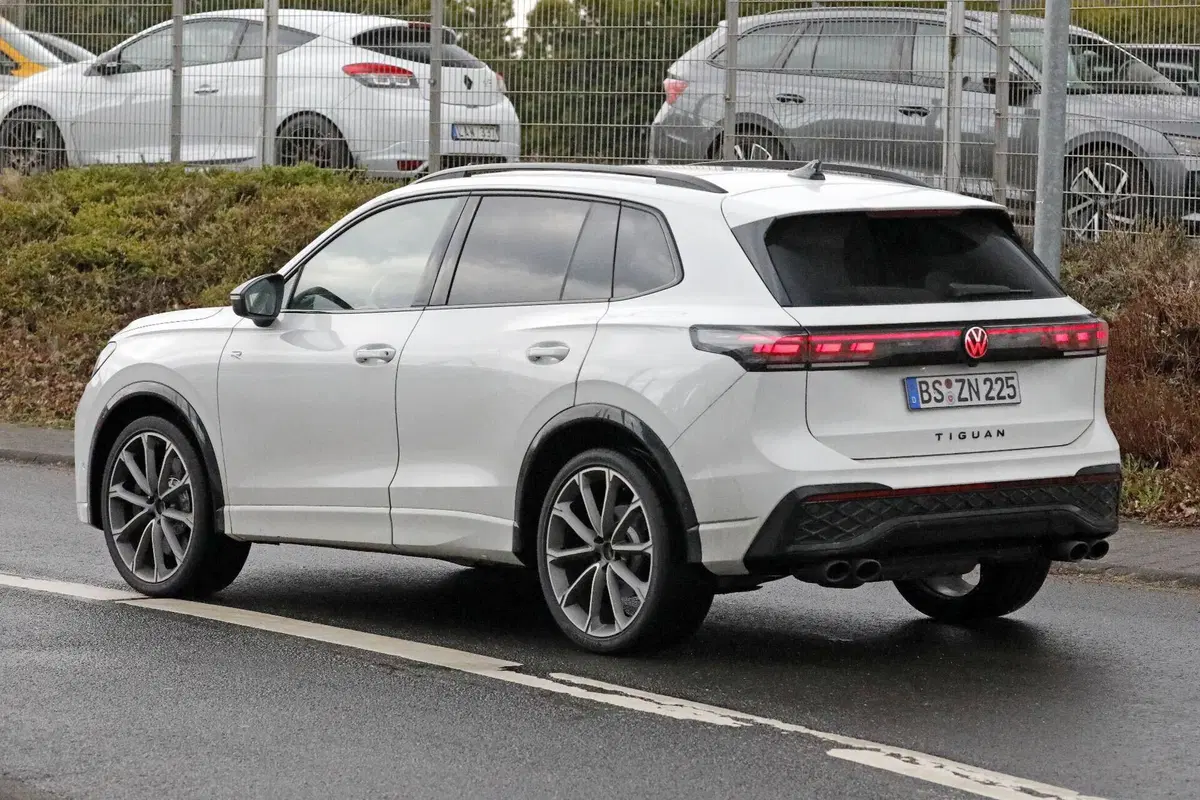 Nuova Volkswagen Tiguan R: oltre 300 CV e una scelta sorprendente sotto il cofano (11)