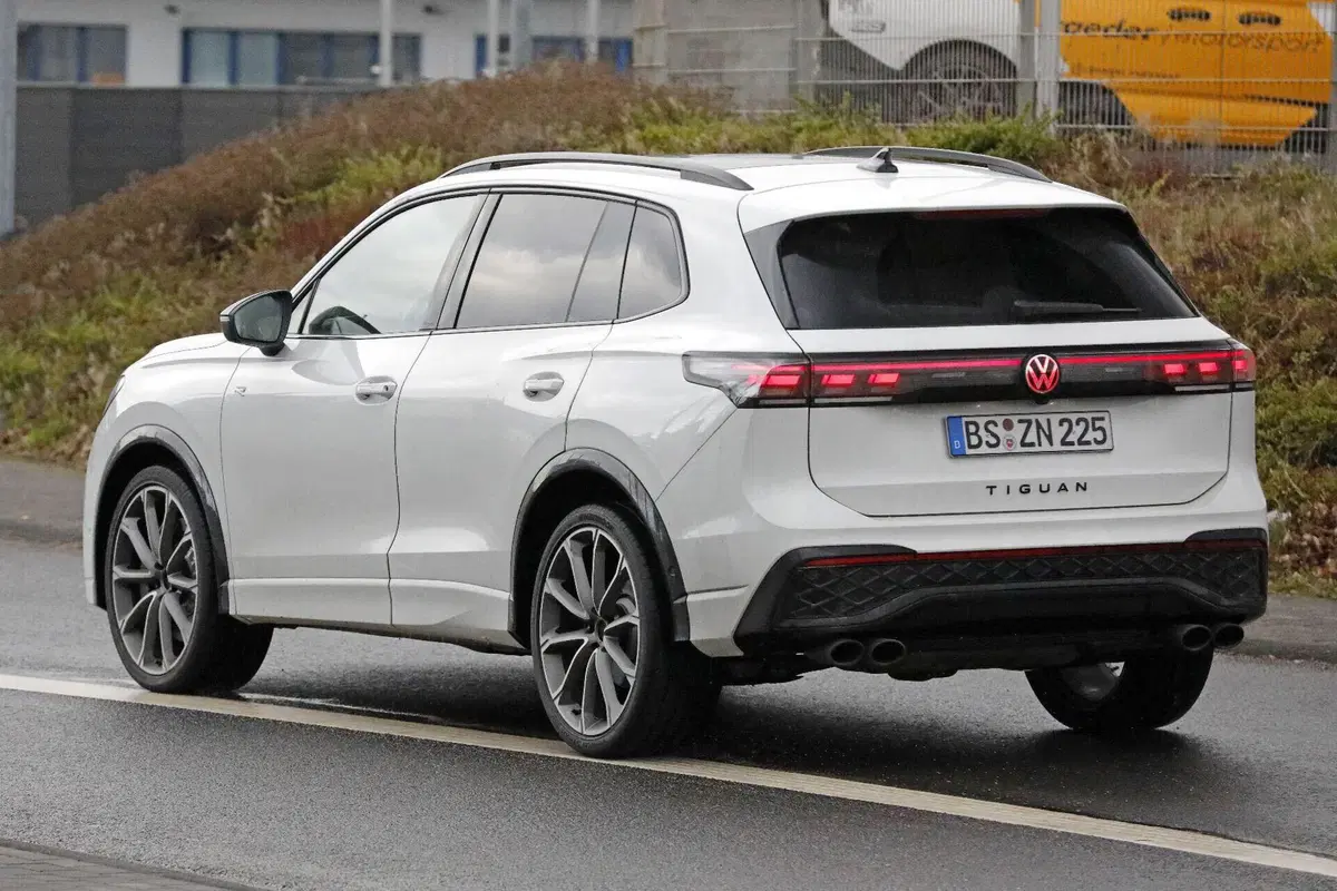 Nuova Volkswagen Tiguan R: oltre 300 CV e una scelta sorprendente sotto il cofano (12)
