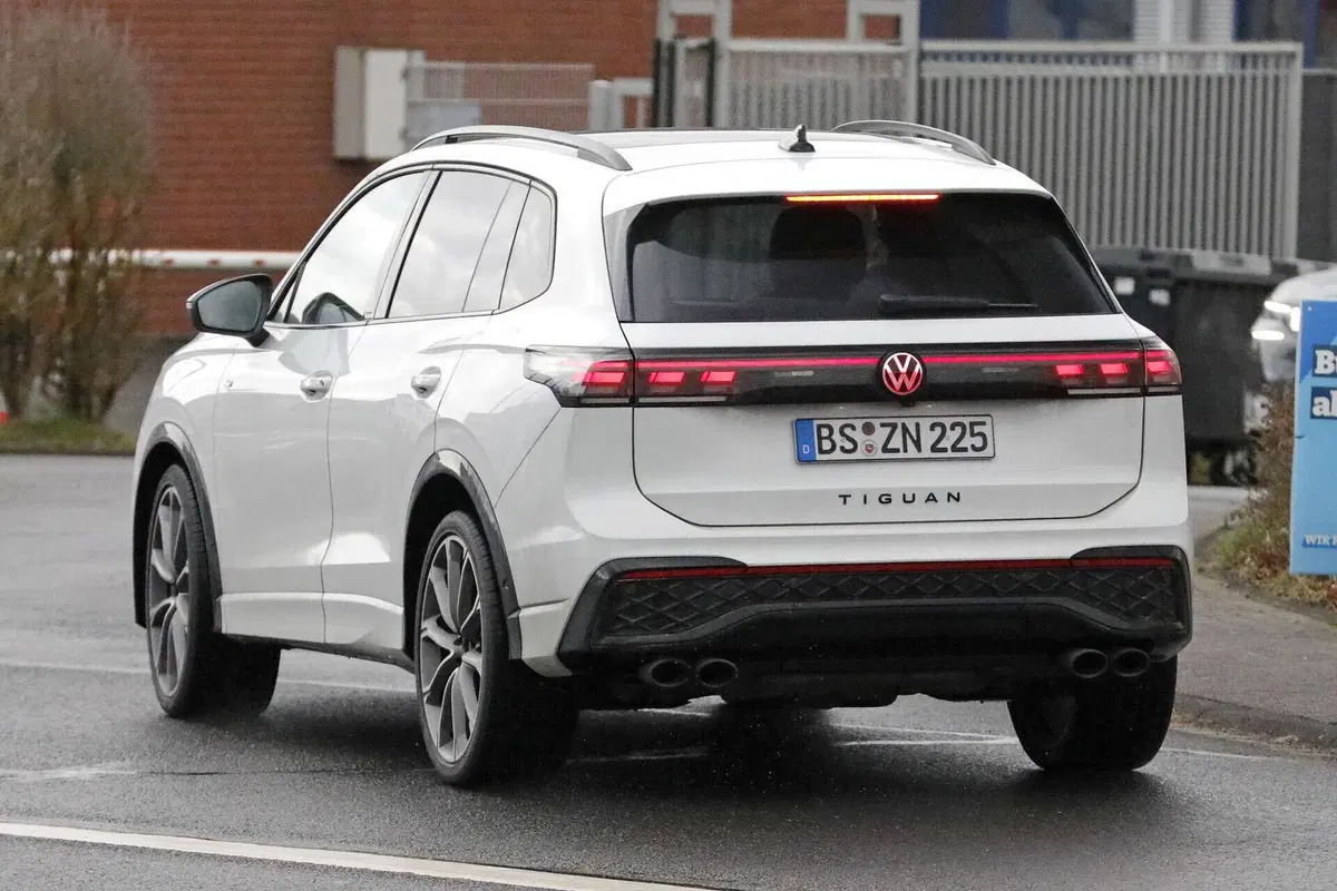 Nuova Volkswagen Tiguan R: oltre 300 CV e una scelta sorprendente sotto il cofano (13)