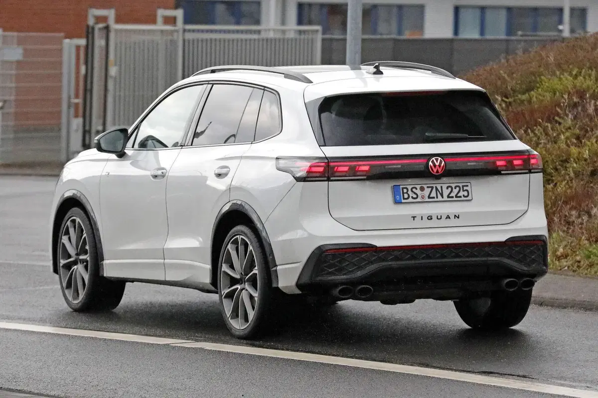 Nuova Volkswagen Tiguan R: oltre 300 CV e una scelta sorprendente sotto il cofano (14)