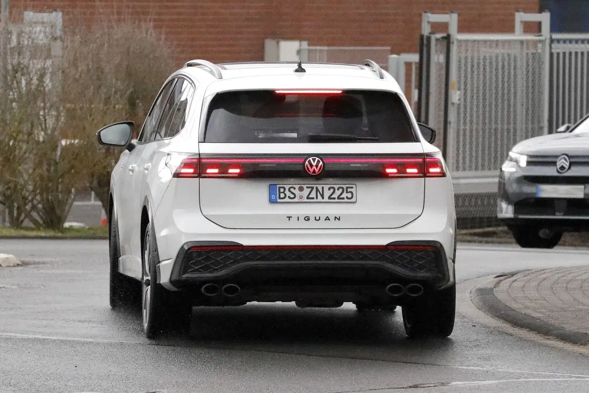 Nuova Volkswagen Tiguan R: oltre 300 CV e una scelta sorprendente sotto il cofano (15)