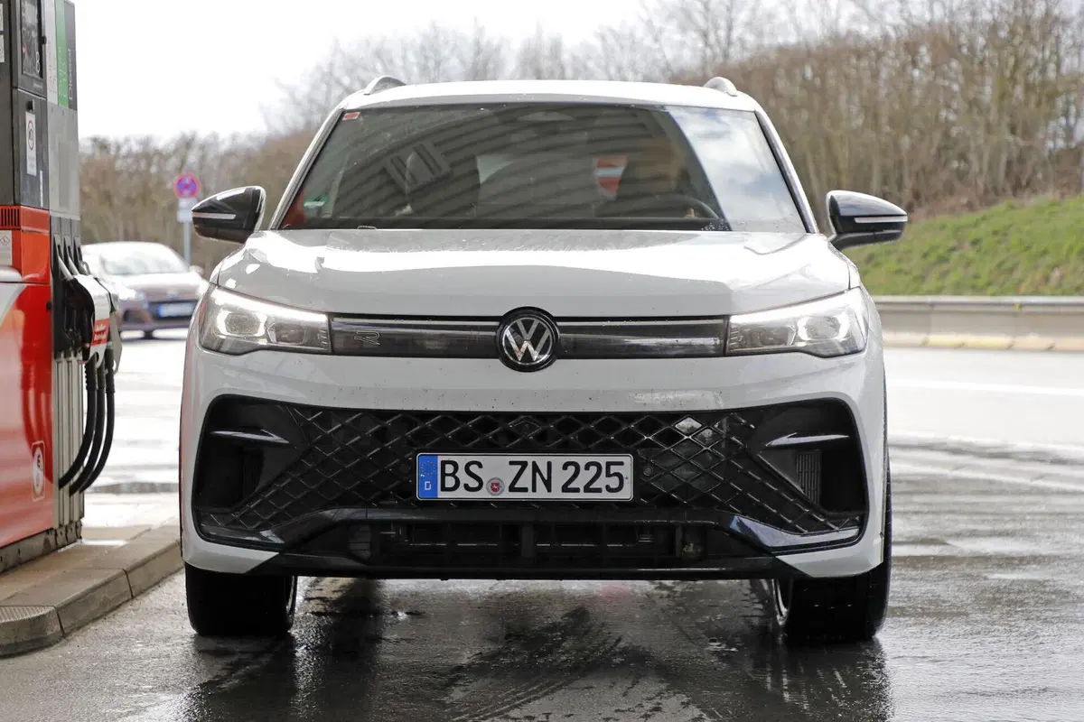Nuova Volkswagen Tiguan R: oltre 300 CV e una scelta sorprendente sotto il cofano (16)