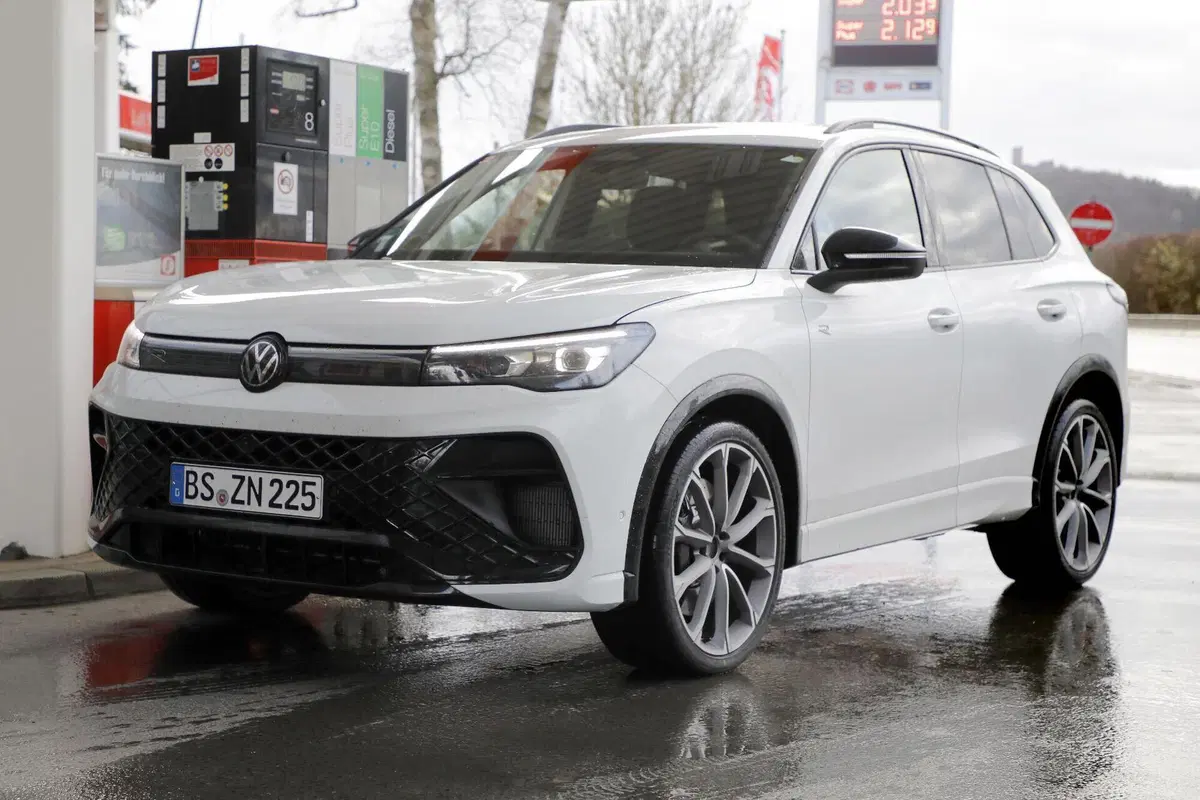 Nuova Volkswagen Tiguan R: oltre 300 CV e una scelta sorprendente sotto il cofano (17)