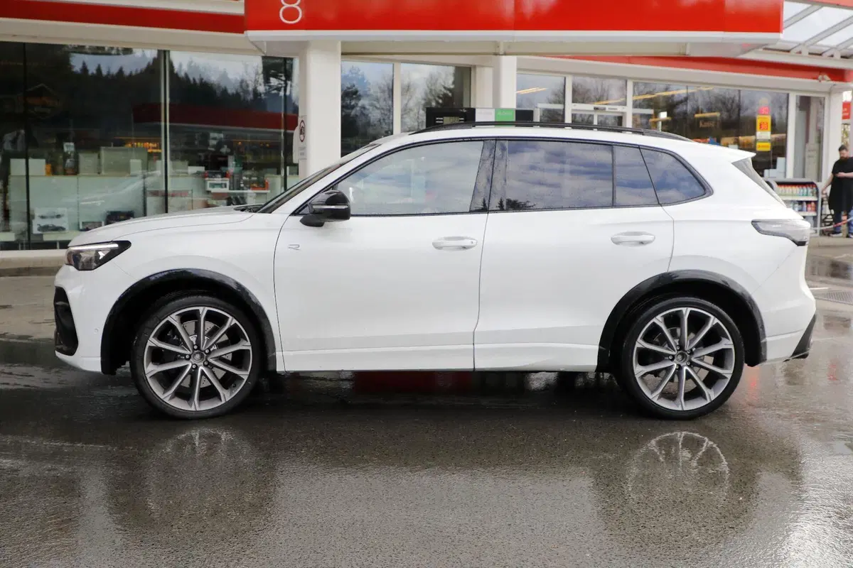 Nuova Volkswagen Tiguan R: oltre 300 CV e una scelta sorprendente sotto il cofano (18)