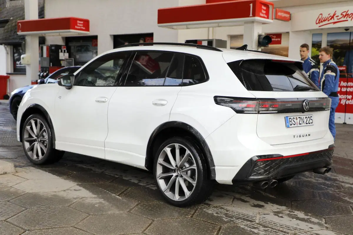 Nuova Volkswagen Tiguan R: oltre 300 CV e una scelta sorprendente sotto il cofano (19)