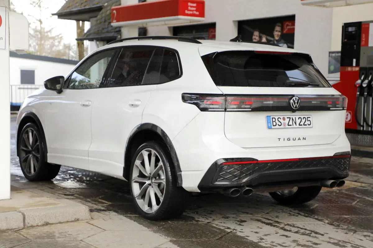 Nuova Volkswagen Tiguan R: oltre 300 CV e una scelta sorprendente sotto il cofano (20)