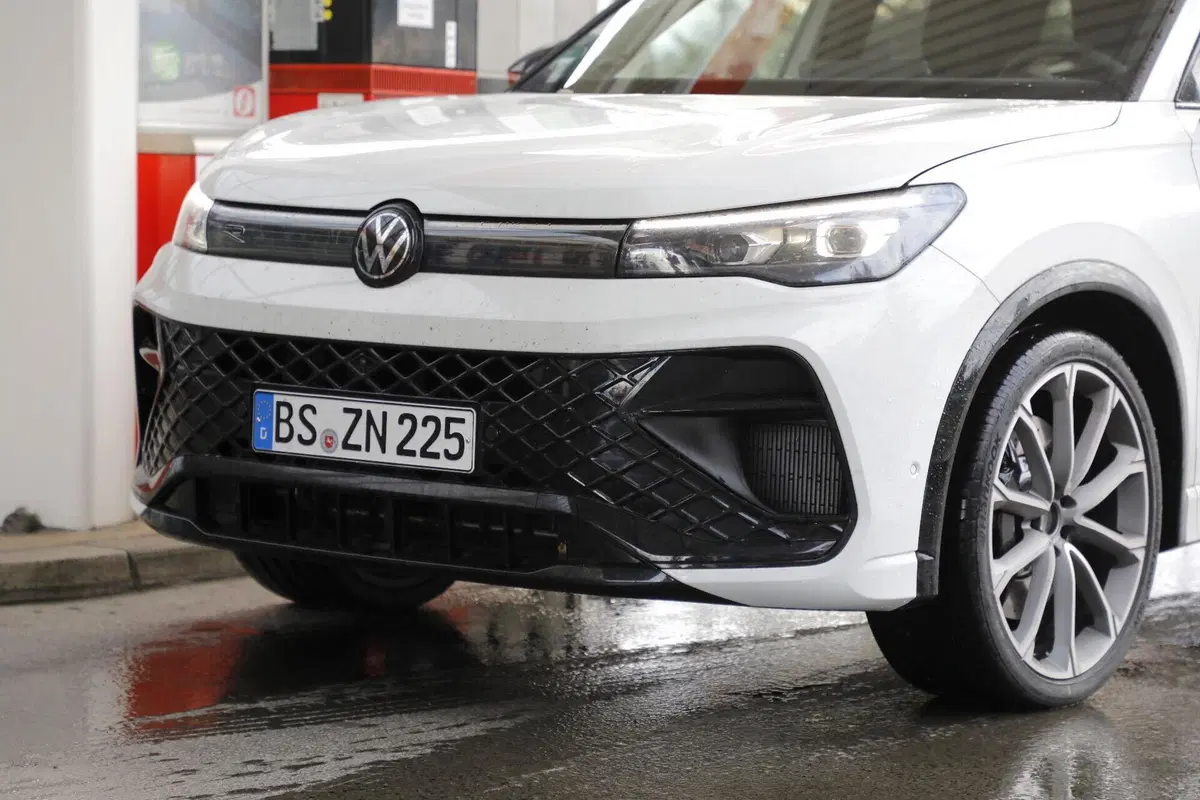 Nuova Volkswagen Tiguan R: oltre 300 CV e una scelta sorprendente sotto il cofano (21)
