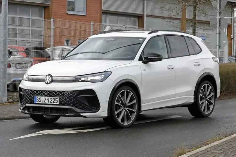 Nuova Volkswagen Tiguan R: oltre 300 CV e una scelta sorprendente sotto il cofano