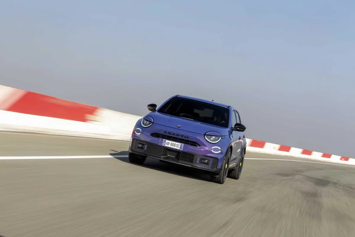 Abarth torna ai motori termici? 500, 600 e Grande Panda 100 HP ibride: il sogno che potrebbe diventare realtà (4)