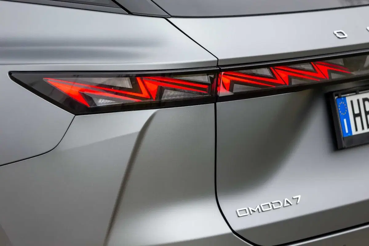 Omoda 7 SHS-P: 279 CV, 1.200 km di autonomia e un prezzo che mette in imbarazzo i tedeschi. Pro e Contro (VIDEO) (4)