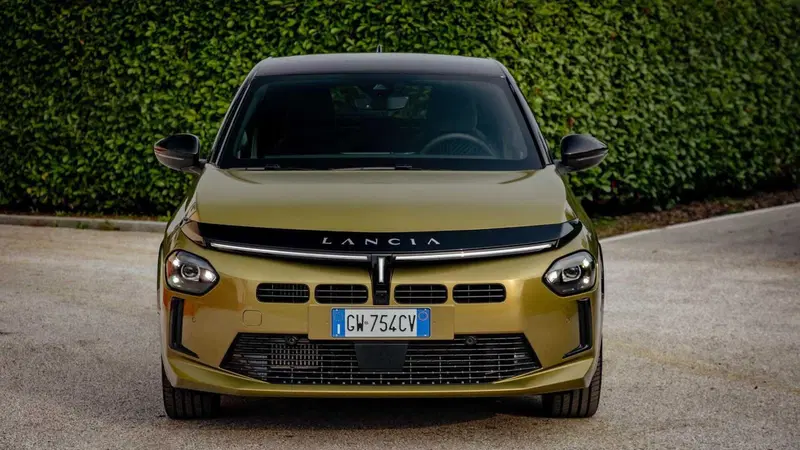 Lancia Ypsilon 1.2 manuale: arriva la versione da 20.000 euro con cambio a 6 marce