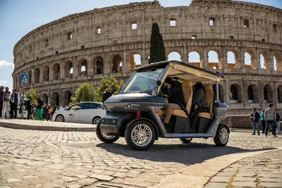 Roma, boom di golf car elettriche nella ZTL: tra mobilit&agrave; green e rischi sicurezza