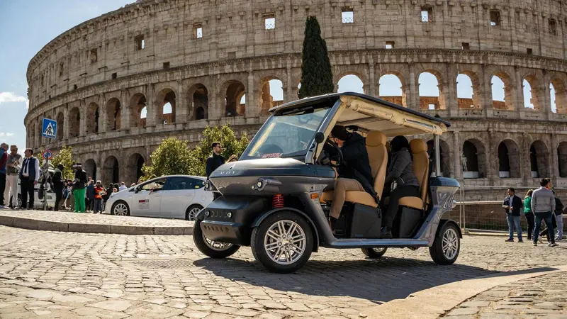 Roma, boom di golf car elettriche nella ZTL: tra mobilit&agrave; green e rischi sicurezza