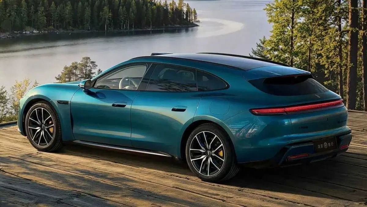 SAIC Z7, l'elettrica cinese firmata Huawei che somiglia forse troppo alla Porsche Taycan (4)