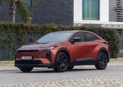 Toyota C-HR+: stesso nome, anima completamente diversa. Ecco il nuovo SUV elettrico | Prova su strada [VIDEO]