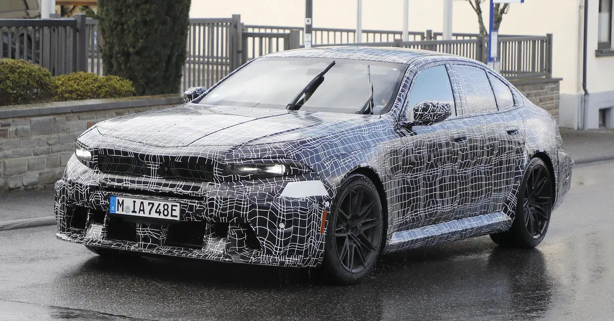 BMW M5: il facelift della nuova a belva la rivoluziona, ma (per fortuna) rimane il V8