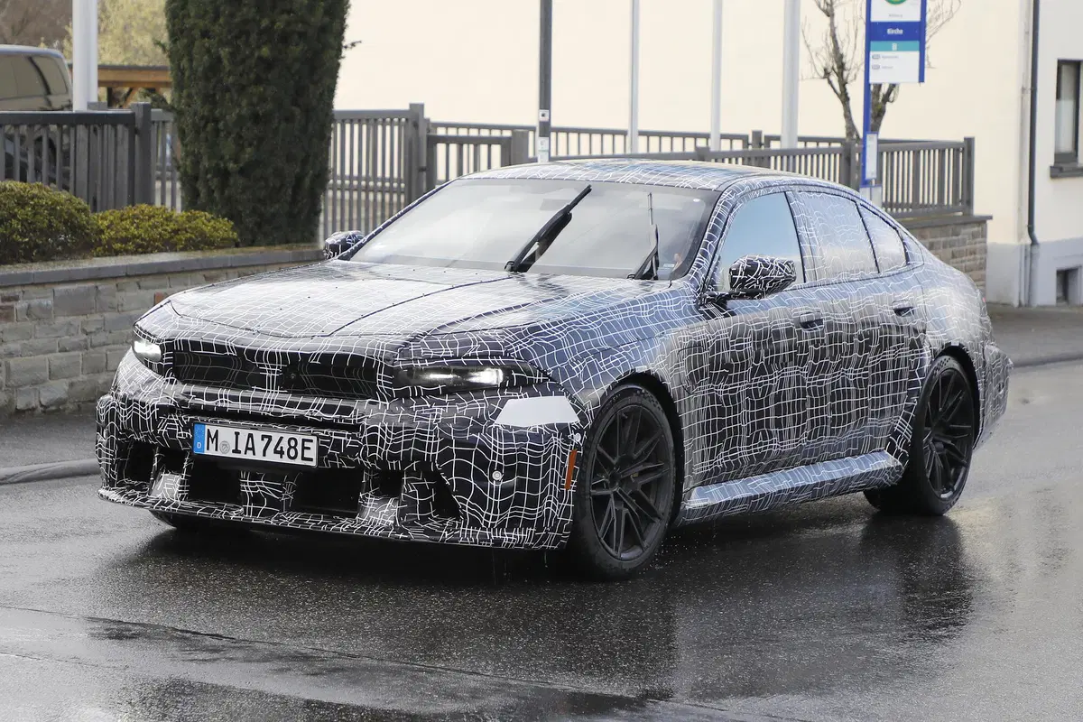 BMW M5: il facelift della nuova a belva la rivoluziona, ma (per fortuna) rimane il V8