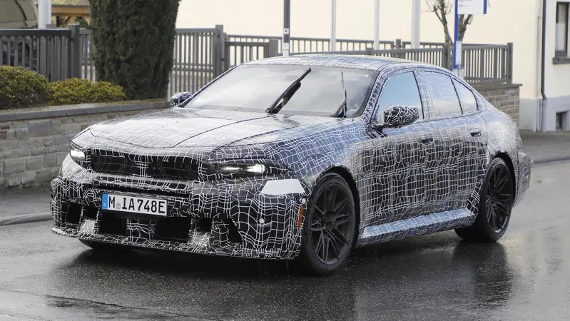 BMW M5: il facelift della nuova a belva la rivoluziona, ma (per fortuna) rimane il V8
