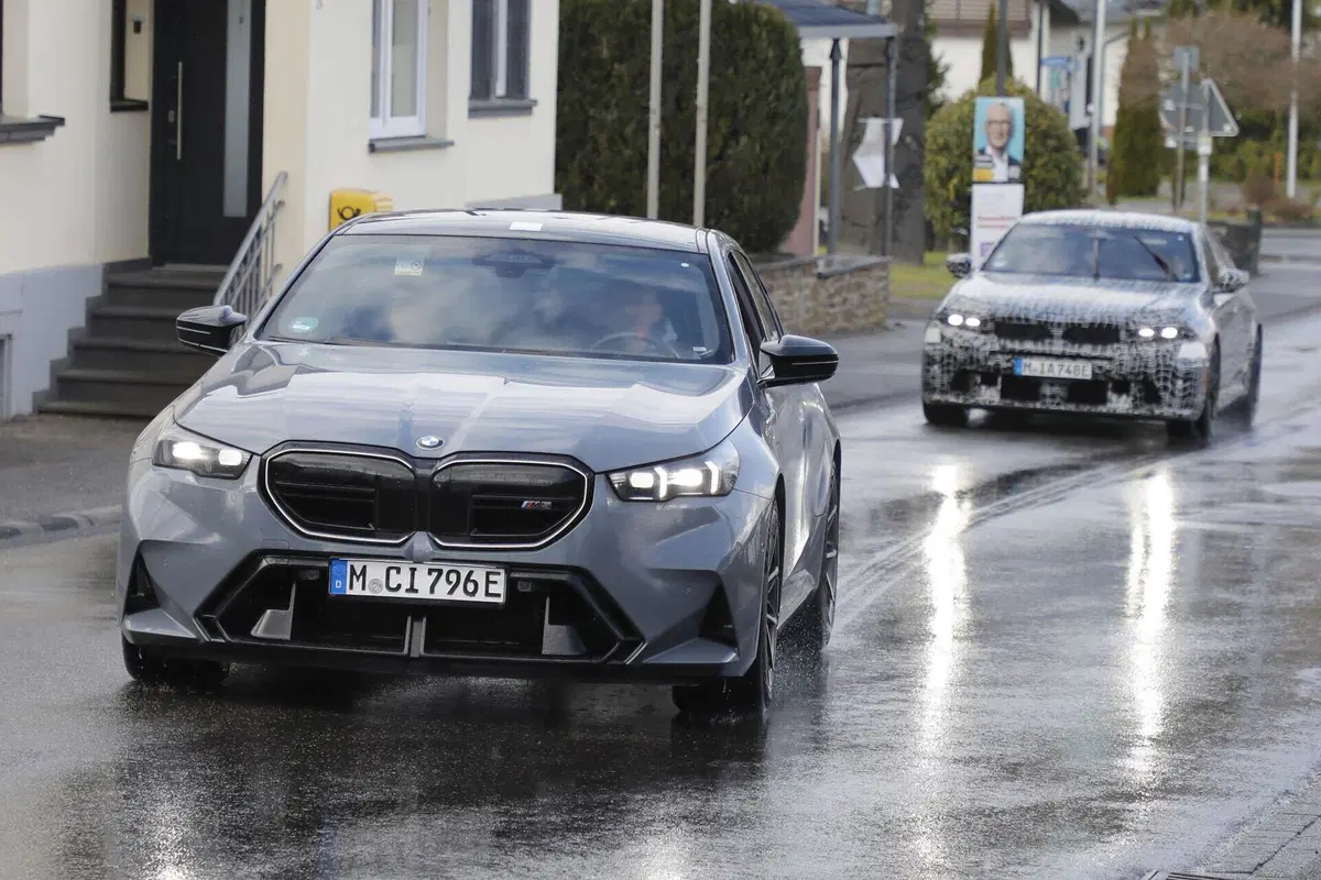 BMW M5 facelift 2028: la sportiva bavarese si rinnova con Panoramic Vision 