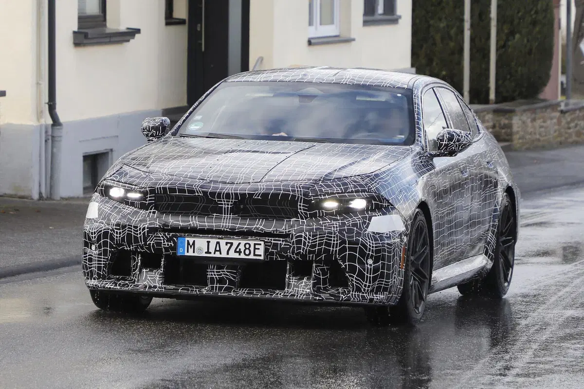 BMW M5 facelift 2028: la sportiva bavarese si rinnova con Panoramic Vision  (2)