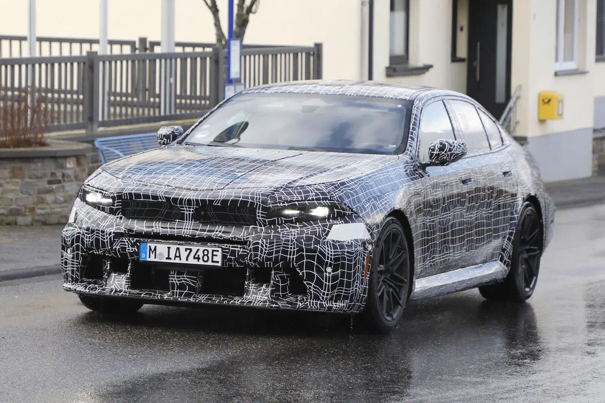 BMW M5 facelift 2028: la sportiva bavarese si rinnova con Panoramic Vision  (3)
