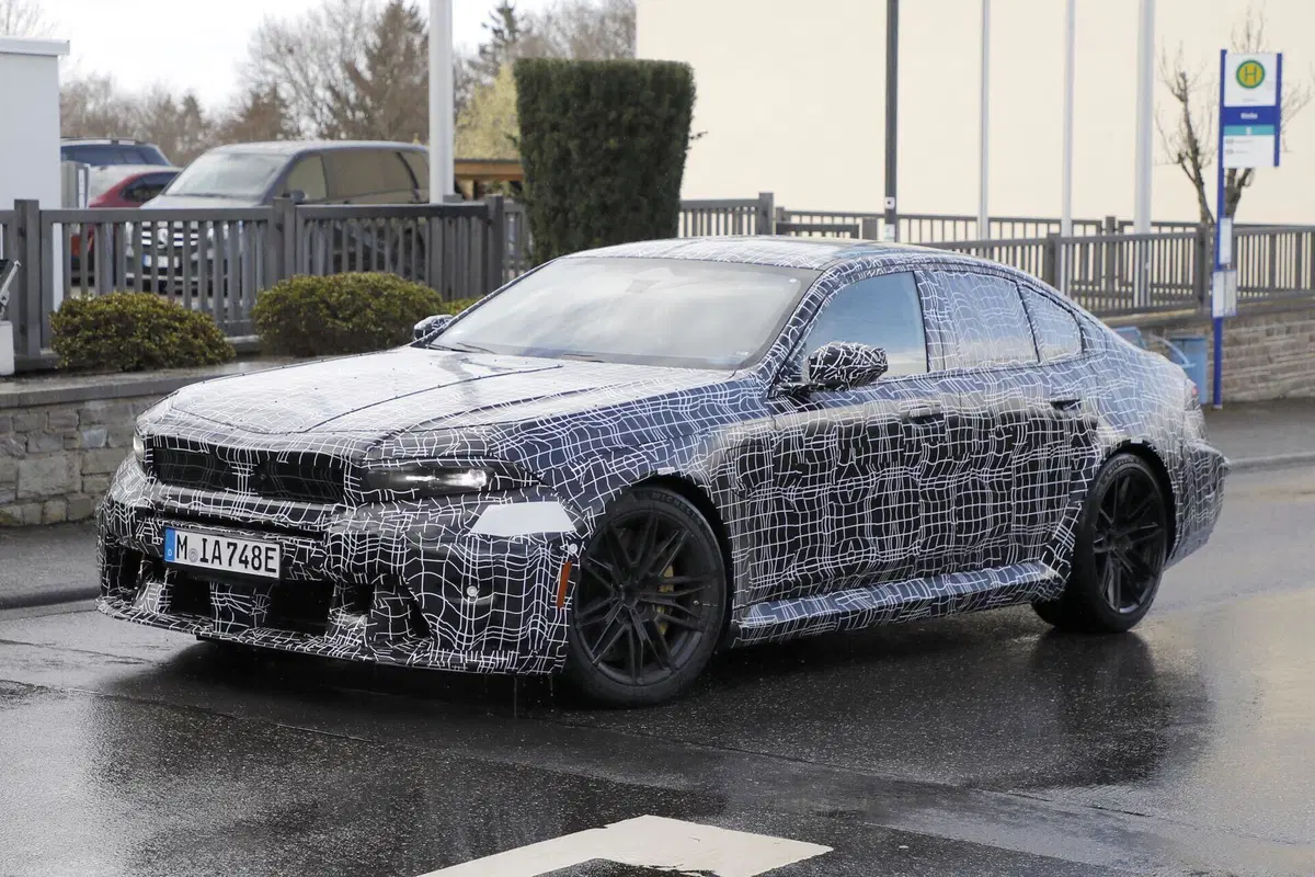 BMW M5 facelift 2028: la sportiva bavarese si rinnova con Panoramic Vision  (5)