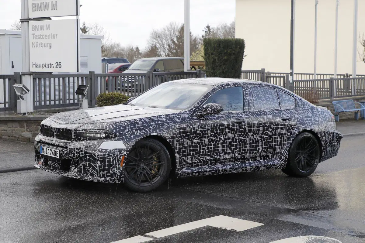 BMW M5 facelift 2028: la sportiva bavarese si rinnova con Panoramic Vision  (6)