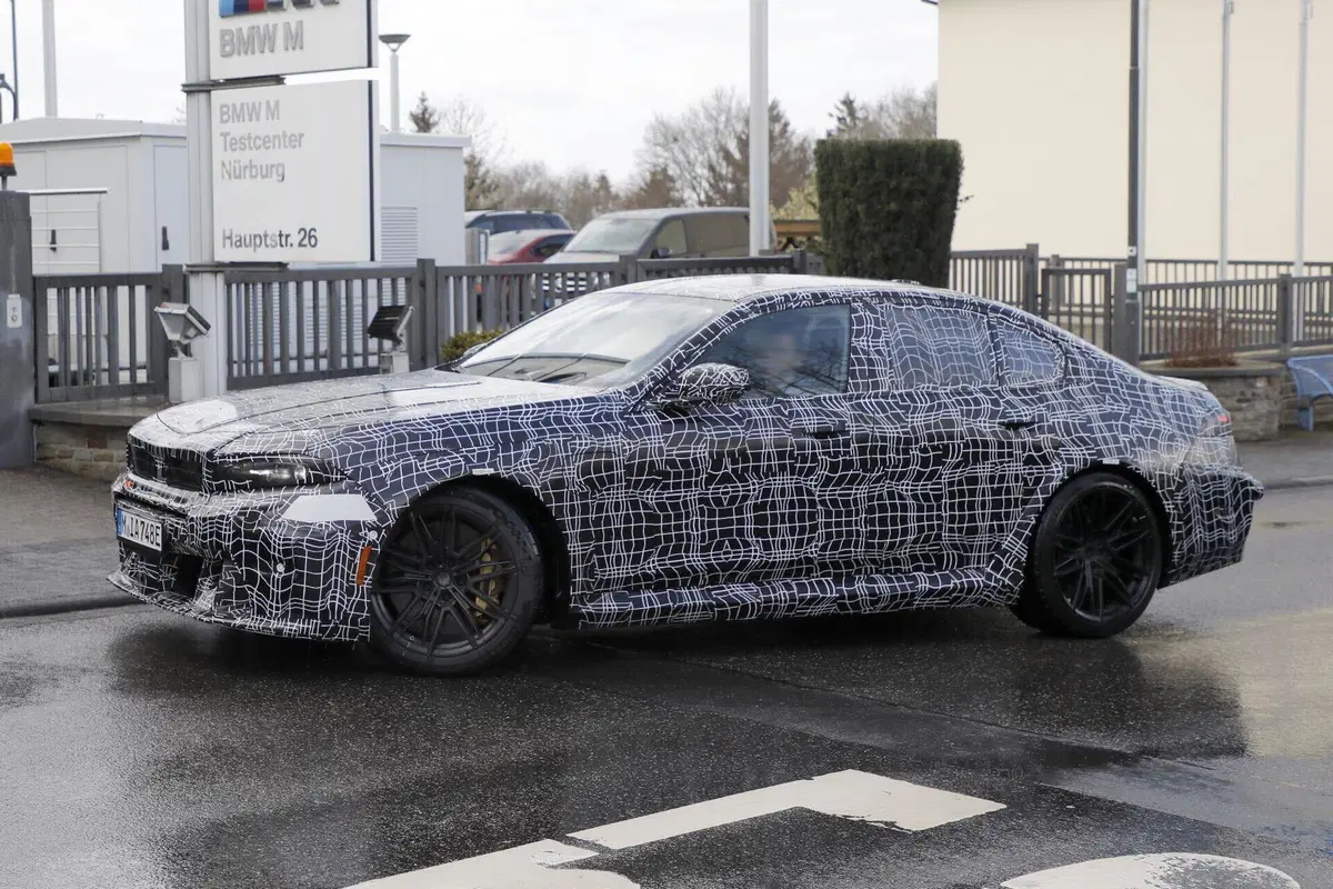 BMW M5 facelift 2028: la sportiva bavarese si rinnova con Panoramic Vision  (7)