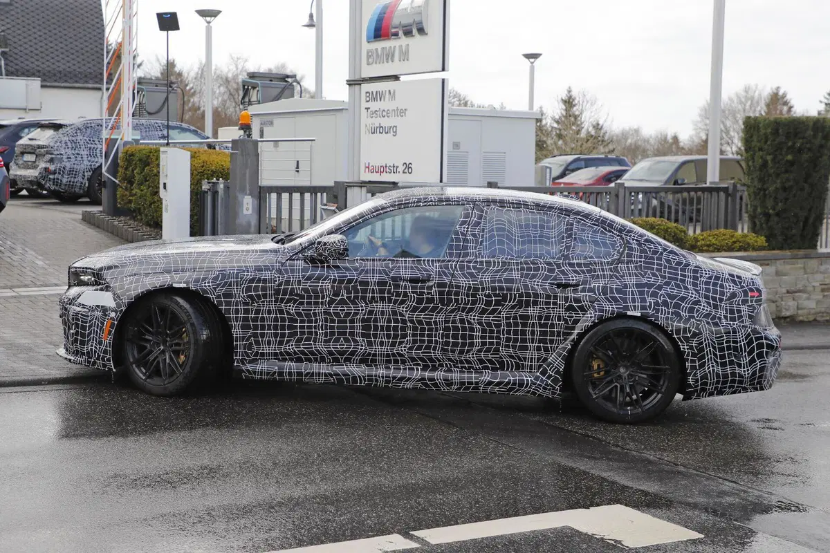BMW M5 facelift 2028: la sportiva bavarese si rinnova con Panoramic Vision  (8)