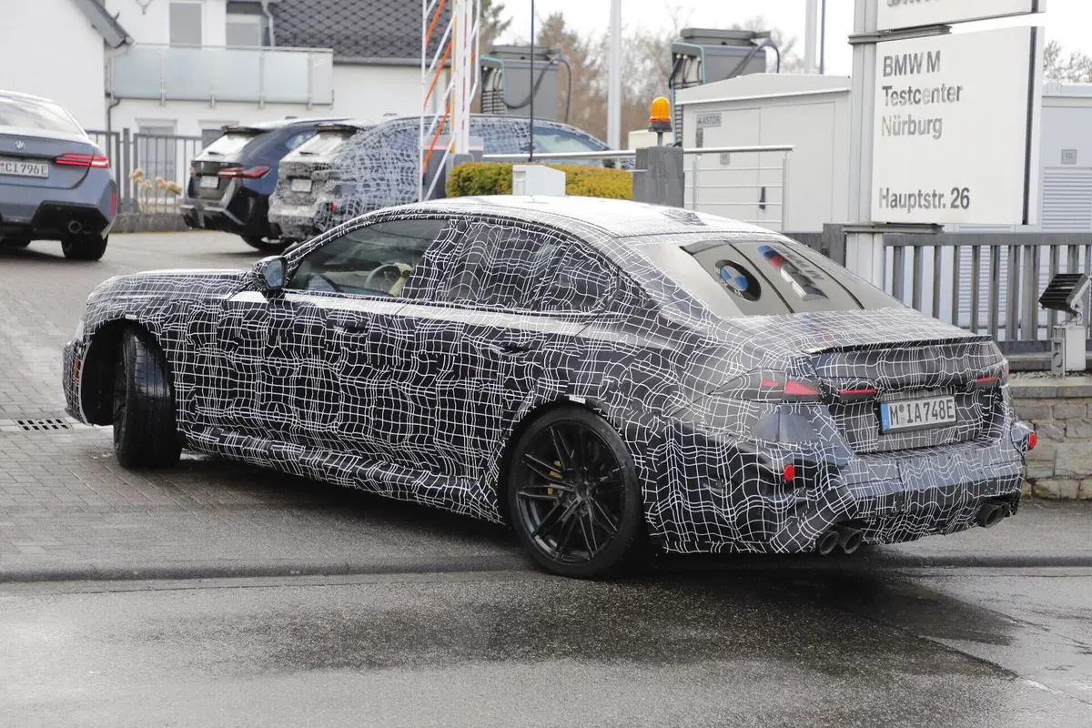 BMW M5 facelift 2028: la sportiva bavarese si rinnova con Panoramic Vision  (10)