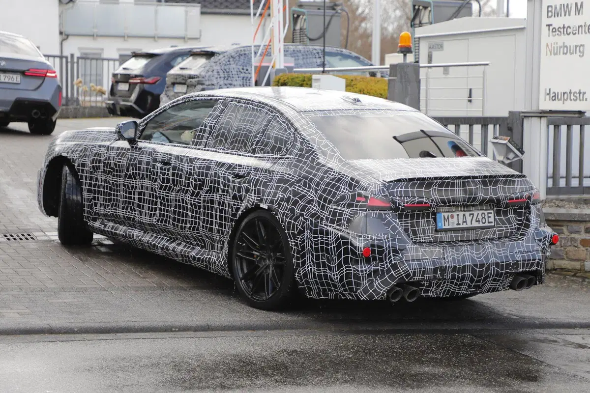 BMW M5 facelift 2028: la sportiva bavarese si rinnova con Panoramic Vision  (11)
