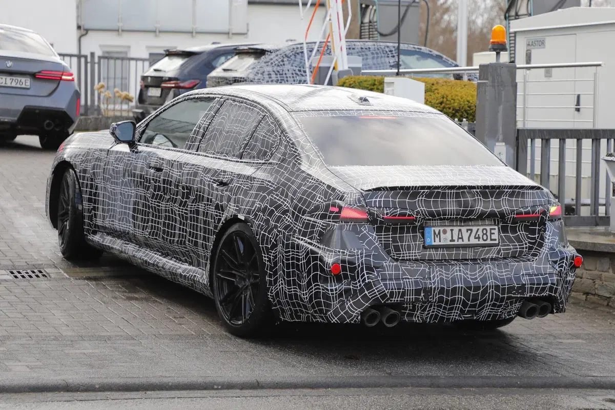 BMW M5 facelift 2028: la sportiva bavarese si rinnova con Panoramic Vision  (12)